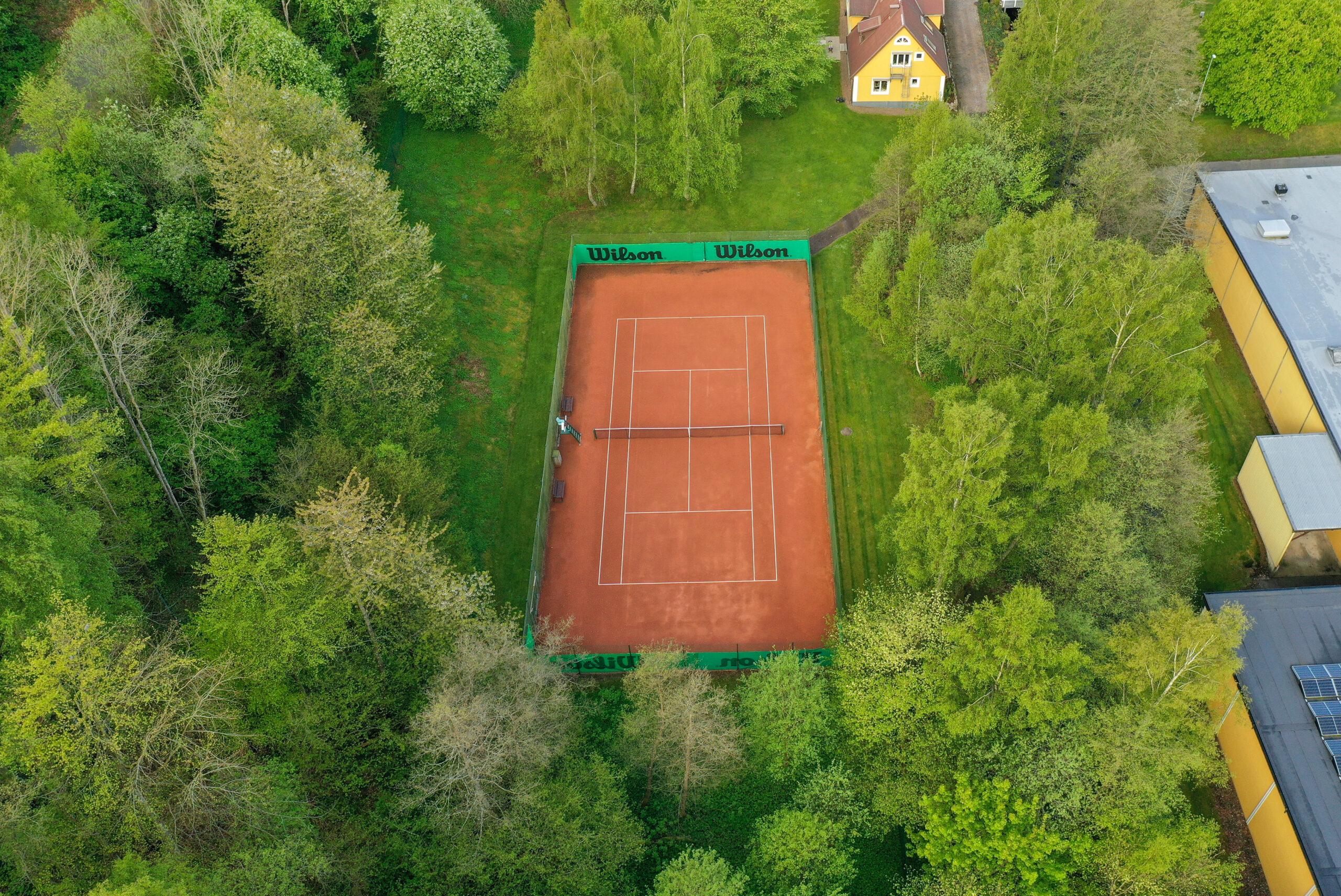 Boka vår tennisbana!